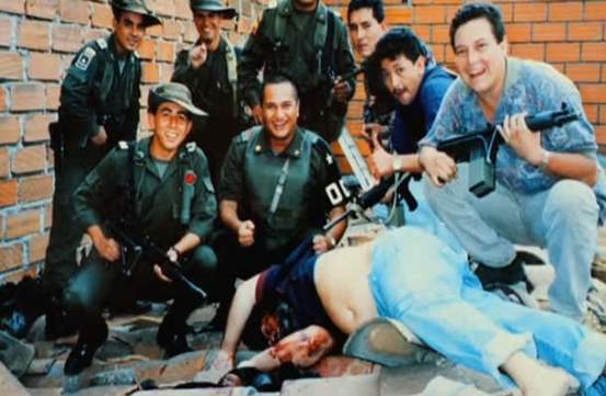 Os membros do Coronel Hugo Martinez, comemoram sobre o corpo de Pablo Escobar em 2 de dezembro de 1993. A morte de Pablo terminou com um esforço de busca de quinze meses, que custou centenas de milhões de dólares, e teve a coordenação entre os Estados Unidos, com o Comando Conjunto de Operações Especiais, a Força Administrativa de Narcóticos (Drug Enforcement Administration), a Polícia Colombiana, e o grupo Los Pepes.