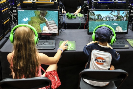 Crianças jogando Minecraft na escola australiana. Fonte da imagem: Getty Images