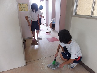 Educadores explicam que, desta forma, estudantes aprendem a 'limpar o que sujaram'