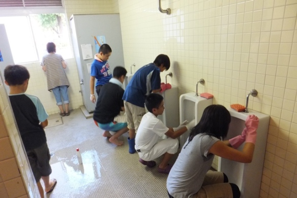 Ajudar na limpeza ensina estudantes a terem responsabilidades e consciência social